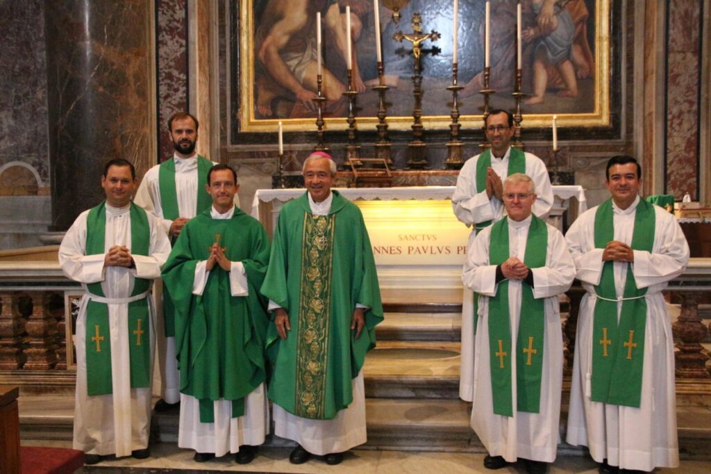 Mons. Patrón con los formadores