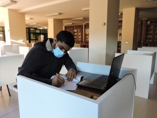 Seminarista studiando in biblioteca