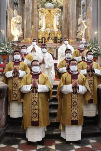 I 3 neo-sacerdoti insieme con i nuovi 7 diaconi