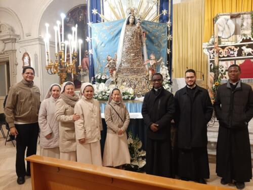 Seminarisiti con un gruppo di suore
