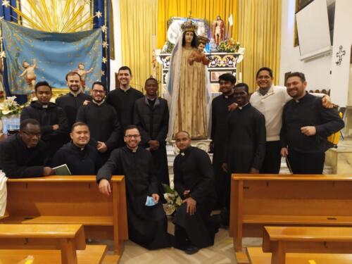 Gruppo di seminaristi con il parrroco